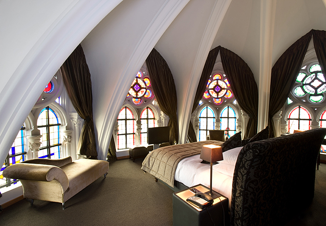 Готическая спальня с готическими окнами