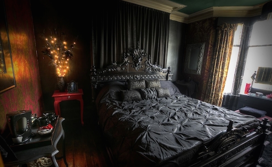 Готическая спальня черная кровать